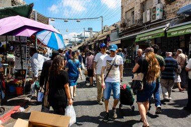 Kudüs İsrail 1 Haziran 2018 ve sabah Kudüs'te Mahane Yehuda markette alışveriş bilinmeyenli insan görünümü