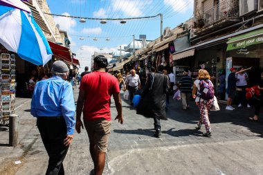 Kudüs İsrail 1 Haziran 2018 ve sabah Kudüs'te Mahane Yehuda markette alışveriş bilinmeyenli insan görünümü