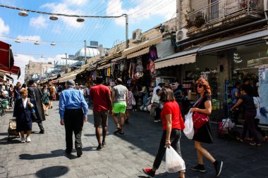 Kudüs İsrail 1 Haziran 2018 ve sabah Kudüs'te Mahane Yehuda markette alışveriş bilinmeyenli insan görünümü