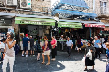 Kudüs İsrail 1 Haziran 2018 ve sabah Kudüs'te Mahane Yehuda markette alışveriş bilinmeyenli insan görünümü