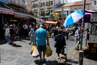 Kudüs İsrail 1 Haziran 2018 ve sabah Kudüs'te Mahane Yehuda markette alışveriş bilinmeyenli insan görünümü