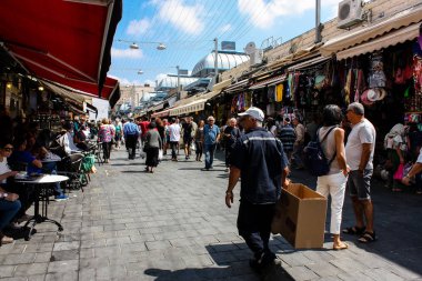 Kudüs İsrail 1 Haziran 2018 ve sabah Kudüs'te Mahane Yehuda markette alışveriş bilinmeyenli insan görünümü