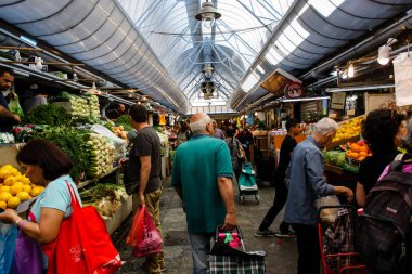 Kudüs İsrail 1 Haziran 2018 ve sabah Kudüs'te Mahane Yehuda markette alışveriş bilinmeyenli insan görünümü