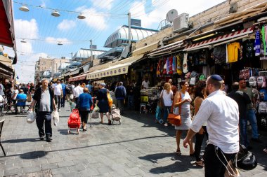 Kudüs İsrail 1 Haziran 2018 ve sabah Kudüs'te Mahane Yehuda markette alışveriş bilinmeyenli insan görünümü