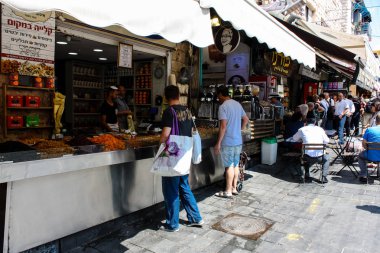Kudüs İsrail 1 Haziran 2018 ve sabah Kudüs'te Mahane Yehuda markette alışveriş bilinmeyenli insan görünümü