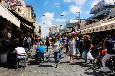 Kudüs İsrail 1 Haziran 2018 ve sabah Kudüs'te Mahane Yehuda markette alışveriş bilinmeyenli insan görünümü