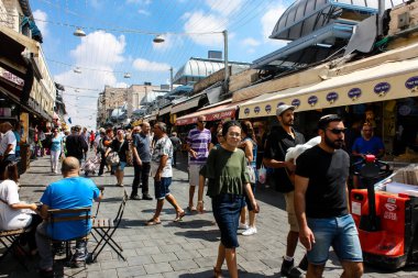 Kudüs İsrail 1 Haziran 2018 ve sabah Kudüs'te Mahane Yehuda markette alışveriş bilinmeyenli insan görünümü