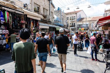 Kudüs İsrail 1 Haziran 2018 ve sabah Kudüs'te Mahane Yehuda markette alışveriş bilinmeyenli insan görünümü