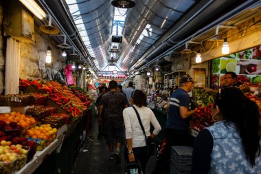 Kudüs İsrail 1 Haziran 2018 ve sabah Kudüs'te Mahane Yehuda markette alışveriş bilinmeyenli insan görünümü