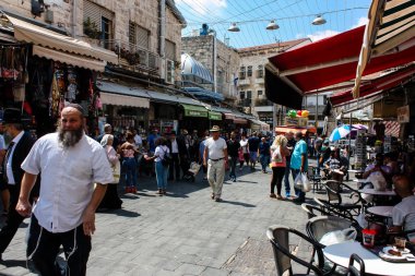 Kudüs İsrail 1 Haziran 2018 ve sabah Kudüs'te Mahane Yehuda markette alışveriş bilinmeyenli insan görünümü