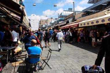 Kudüs İsrail 1 Haziran 2018 ve sabah Kudüs'te Mahane Yehuda markette alışveriş bilinmeyenli insan görünümü