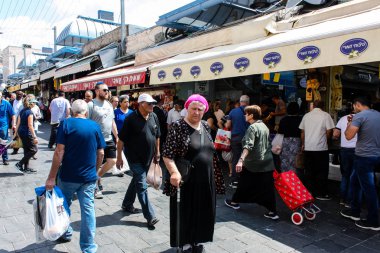 Kudüs İsrail 1 Haziran 2018 ve sabah Kudüs'te Mahane Yehuda markette alışveriş bilinmeyenli insan görünümü