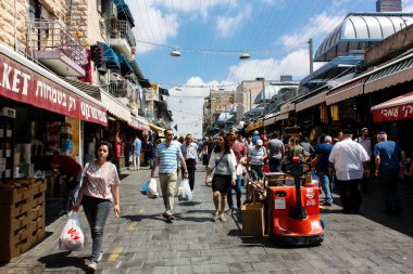 Kudüs İsrail 1 Haziran 2018 ve sabah Kudüs'te Mahane Yehuda markette alışveriş bilinmeyenli insan görünümü