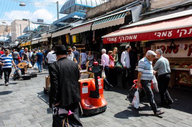 Kudüs İsrail 1 Haziran 2018 ve sabah Kudüs'te Mahane Yehuda markette alışveriş bilinmeyenli insan görünümü