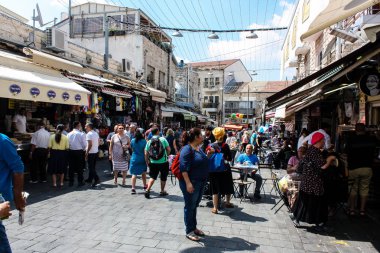 Kudüs İsrail 1 Haziran 2018 ve sabah Kudüs'te Mahane Yehuda markette alışveriş bilinmeyenli insan görünümü