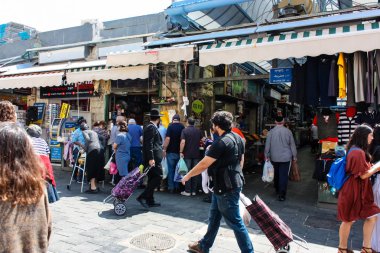 Kudüs İsrail 1 Haziran 2018 ve sabah Kudüs'te Mahane Yehuda markette alışveriş bilinmeyenli insan görünümü