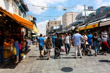 Kudüs İsrail 1 Haziran 2018 ve sabah Kudüs'te Mahane Yehuda markette alışveriş bilinmeyenli insan görünümü