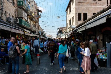 Kudüs İsrail 1 Haziran 2018 ve sabah Kudüs'te Mahane Yehuda markette alışveriş bilinmeyenli insan görünümü