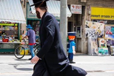 Kudüs İsrail 1 Haziran 2018 bilinmeyenli insanlar sabah Kudüs'ün Yafa Caddesi'nde yürürken, insanlar görünümünü