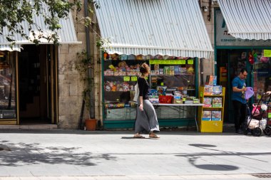 Kudüs İsrail 1 Haziran 2018 bilinmeyenli insanlar sabah Kudüs'ün Yafa Caddesi'nde yürürken, insanlar görünümünü
