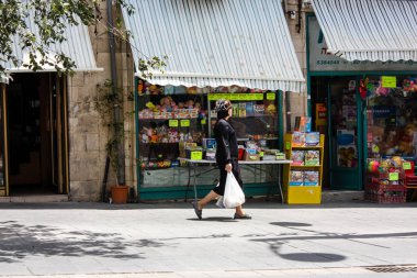 Kudüs İsrail 1 Haziran 2018 bilinmeyenli insanlar sabah Kudüs'ün Yafa Caddesi'nde yürürken, insanlar görünümünü