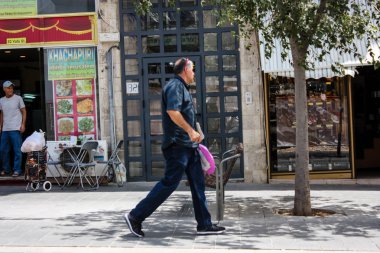 Kudüs İsrail 1 Haziran 2018 bilinmeyenli insanlar sabah Kudüs'ün Yafa Caddesi'nde yürürken, insanlar görünümünü