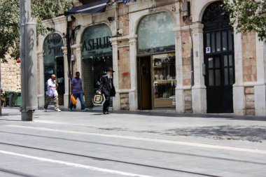 Kudüs İsrail 1 Haziran 2018 bilinmeyenli insanlar sabah Kudüs'ün Yafa Caddesi'nde yürürken, insanlar görünümünü