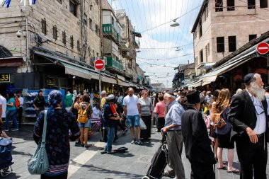Kudüs İsrail 1 Haziran 2018 bilinmeyenli insanlar sabah Kudüs'ün Yafa Caddesi'nde yürürken, insanlar görünümünü