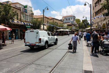 Kudüs İsrail 1 Haziran 2018 bilinmeyenli insanlar sabah Kudüs'ün Yafa Caddesi'nde yürürken, insanlar görünümünü