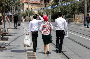 Kudüs İsrail 1 Haziran 2018 bilinmeyenli insanlar sabah Kudüs'ün Yafa Caddesi'nde yürürken, insanlar görünümünü