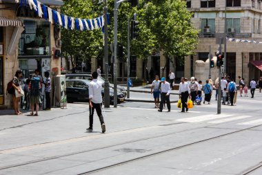 Kudüs İsrail 1 Haziran 2018 bilinmeyenli insanlar sabah Kudüs'ün Yafa Caddesi'nde yürürken, insanlar görünümünü