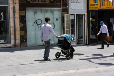 Kudüs İsrail 1 Haziran 2018 bilinmeyenli insanlar sabah Kudüs'ün Yafa Caddesi'nde yürürken, insanlar görünümünü