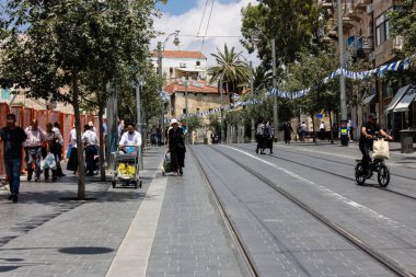 Kudüs İsrail 1 Haziran 2018 bilinmeyenli insanlar sabah Kudüs'ün Yafa Caddesi'nde yürürken, insanlar görünümünü