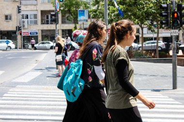 Kudüs İsrail 1 Haziran 2018 bilinmeyenli insanlar sabah Kudüs'ün Yafa Caddesi'nde yürürken, insanlar görünümünü