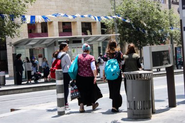 Kudüs İsrail 1 Haziran 2018 bilinmeyenli insanlar sabah Kudüs'ün Yafa Caddesi'nde yürürken, insanlar görünümünü