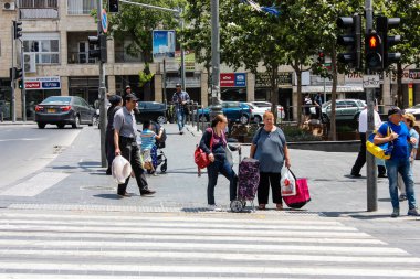 Kudüs İsrail 1 Haziran 2018 bilinmeyenli insanlar sabah Kudüs'ün Yafa Caddesi'nde yürürken, insanlar görünümünü