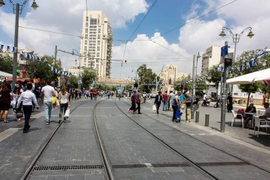 Kudüs İsrail 1 Haziran 2018 bilinmeyenli insanlar sabah Kudüs'ün Yafa Caddesi'nde yürürken, insanlar görünümünü