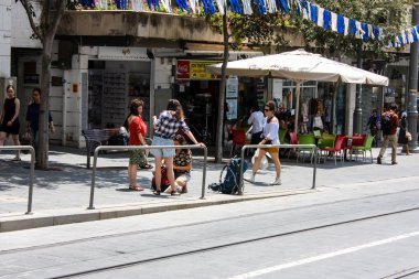 Kudüs İsrail 1 Haziran 2018 bilinmeyenli insanlar sabah Kudüs'ün Yafa Caddesi'nde yürürken, insanlar görünümünü