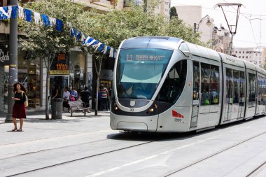 Kudüs İsrail 1 Haziran 2018 bilinmeyenli insanlar sabah Kudüs'ün Yafa Caddesi'nde yürürken, insanlar görünümünü