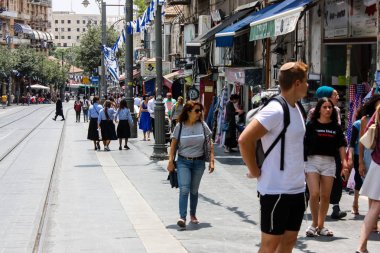 Kudüs İsrail 1 Haziran 2018 bilinmeyenli insanlar sabah Kudüs'ün Yafa Caddesi'nde yürürken, insanlar görünümünü