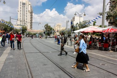 Kudüs İsrail 1 Haziran 2018 bilinmeyenli insanlar sabah Kudüs'ün Yafa Caddesi'nde yürürken, insanlar görünümünü