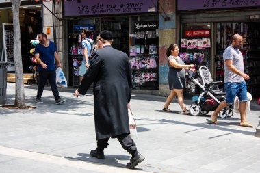 Kudüs İsrail 1 Haziran 2018 bilinmeyenli insanlar sabah Kudüs'ün Yafa Caddesi'nde yürürken, insanlar görünümünü
