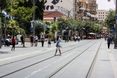 Kudüs İsrail 1 Haziran 2018 bilinmeyenli insanlar sabah Kudüs'ün Yafa Caddesi'nde yürürken, insanlar görünümünü