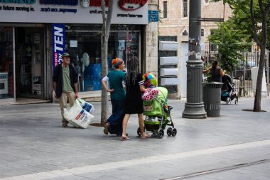 Kudüs İsrail 1 Haziran 2018 bilinmeyenli insanlar sabah Kudüs'ün Yafa Caddesi'nde yürürken, insanlar görünümünü