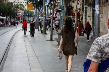 Kudüs İsrail 1 Haziran 2018 bilinmeyenli insanlar sabah Kudüs'ün Yafa Caddesi'nde yürürken, insanlar görünümünü