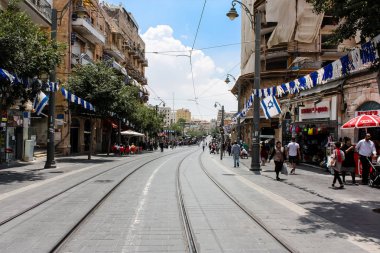 Kudüs İsrail 1 Haziran 2018 bilinmeyenli insanlar sabah Kudüs'ün Yafa Caddesi'nde yürürken, insanlar görünümünü