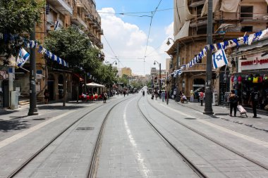 Kudüs İsrail 1 Haziran 2018 bilinmeyenli insanlar sabah Kudüs'ün Yafa Caddesi'nde yürürken, insanlar görünümünü