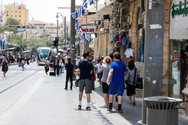 Kudüs İsrail 1 Haziran 2018 bilinmeyenli insanlar sabah Kudüs'ün Yafa Caddesi'nde yürürken, insanlar görünümünü