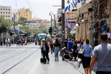 Kudüs İsrail 1 Haziran 2018 bilinmeyenli insanlar sabah Kudüs'ün Yafa Caddesi'nde yürürken, insanlar görünümünü