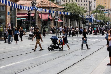 Kudüs İsrail 1 Haziran 2018 bilinmeyenli insanlar sabah Kudüs'ün Yafa Caddesi'nde yürürken, insanlar görünümünü